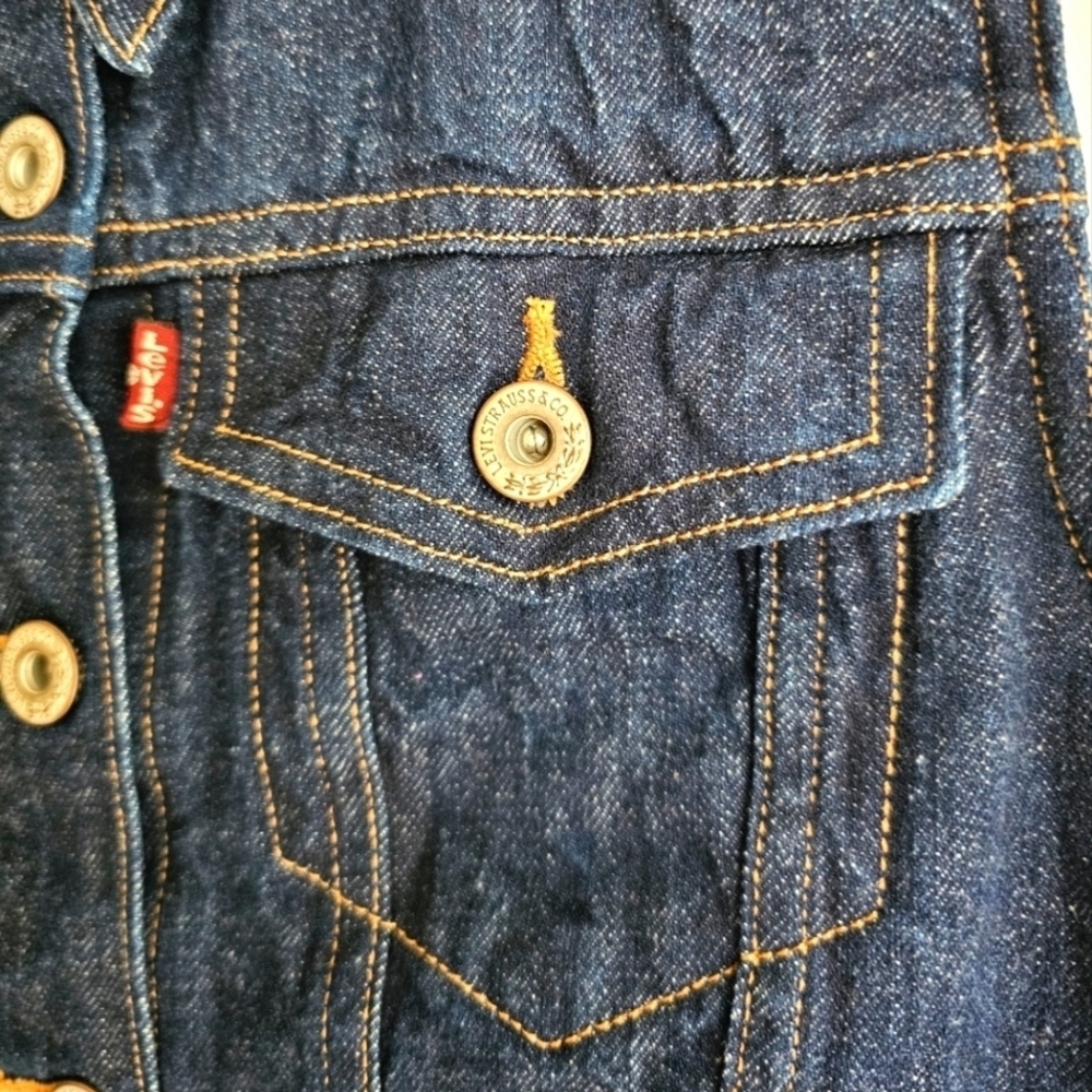 Levi's Premium Point Collar Sleeveless Denim Vest - Picture 12 of 16
